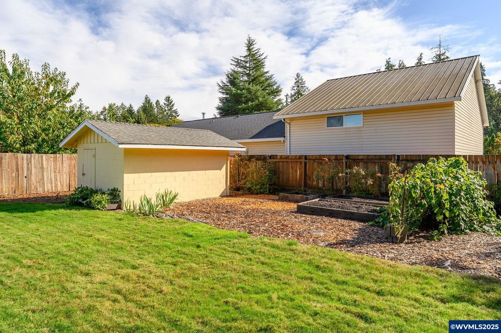 Image 34 of property listing at 1036 SW 2nd St, Mcminnville, OR 97128
