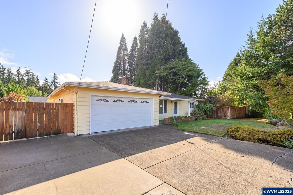 Image 4 of property listing at 1036 SW 2nd St, Mcminnville, OR 97128