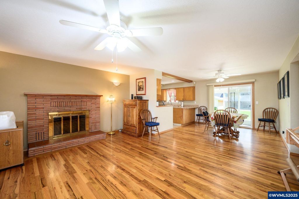 Image 5 of property listing at 1036 SW 2nd St, Mcminnville, OR 97128