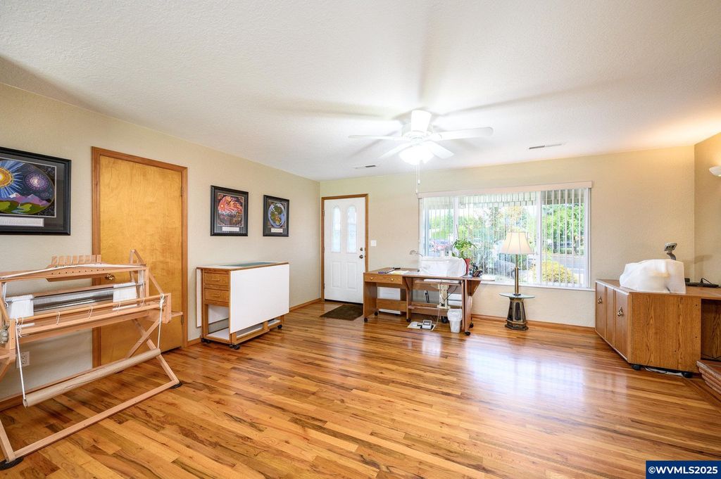 Image 7 of property listing at 1036 SW 2nd St, Mcminnville, OR 97128