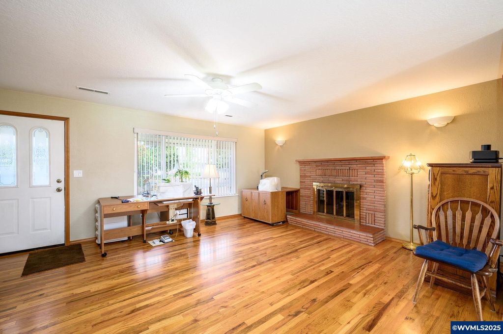 Image 8 of property listing at 1036 SW 2nd St, Mcminnville, OR 97128