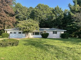 8486 S Hillcrest Drive, Berrien Springs, MI 49103
