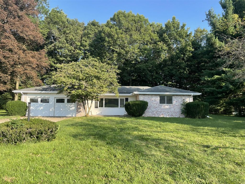 8486 S Hillcrest Drive, Berrien Springs, MI 49103