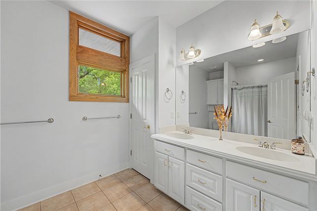 31 Kestrel Drive, Fayetteville, AR 72701