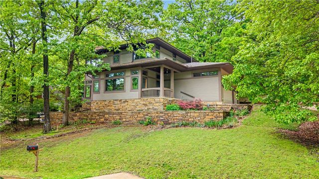 31 Kestrel Drive, Fayetteville, AR 72701