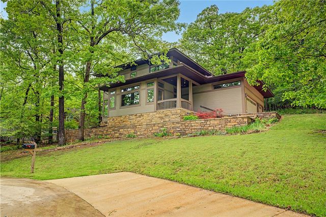 31 Kestrel Drive, Fayetteville, AR 72701