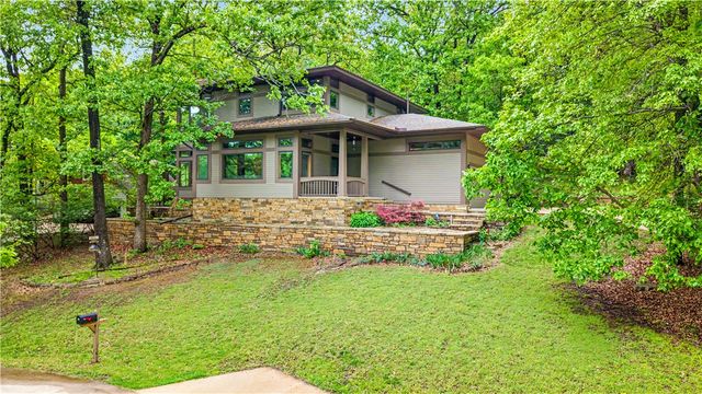 31 S Kestrel Drive, Fayetteville, AR 72701