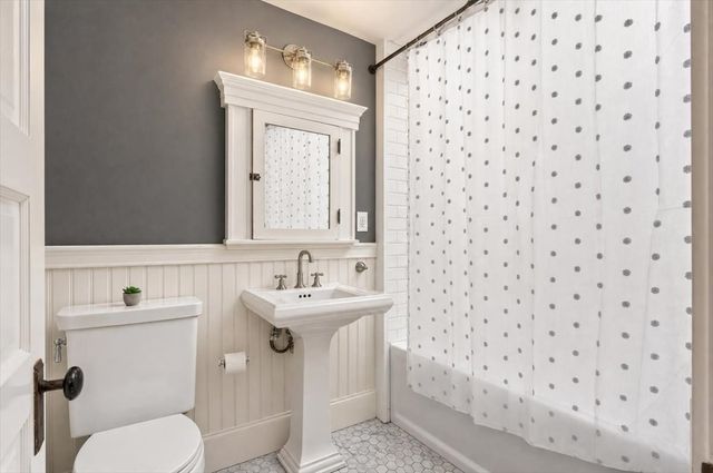 81 Hobart St, Hingham, MA 02043