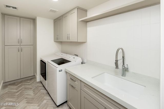 4030 E FAIRMOUNT Avenue, Phoenix, AZ 85018