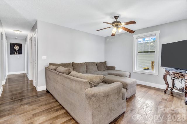 43 Pelzer Street, Asheville, NC 28804