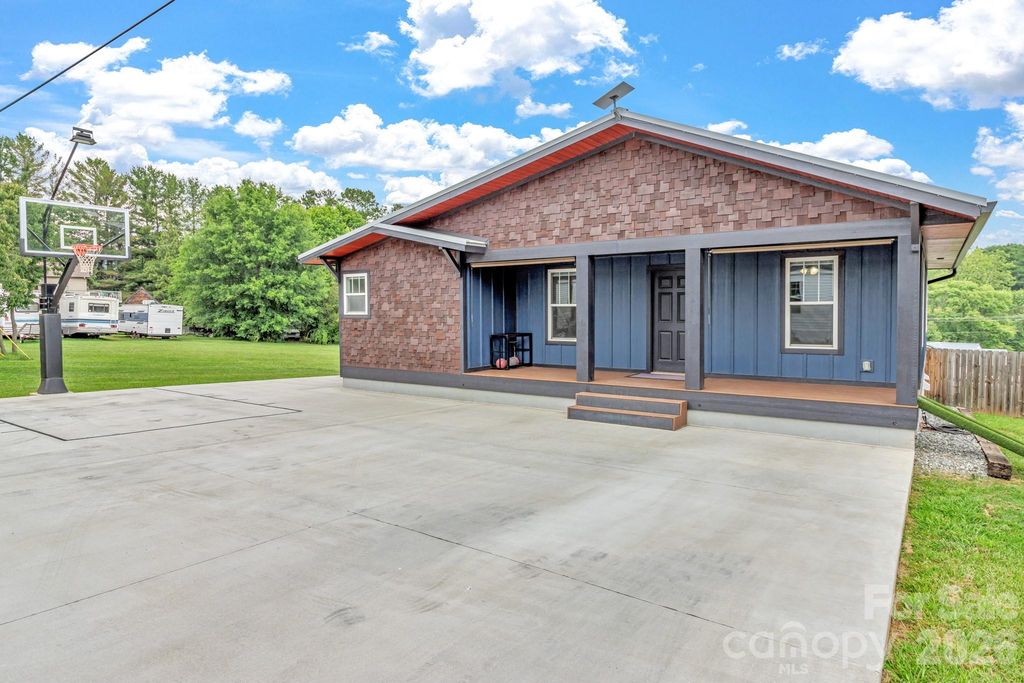 43 Pelzer Street, Asheville, NC 28804