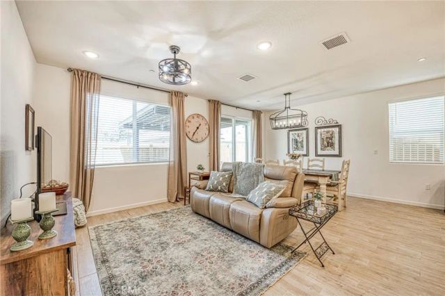 1523 Bloom Ln, Clovis, CA 93619