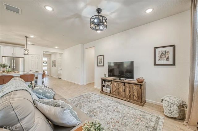 1523 Bloom Ln, Clovis, CA 93619