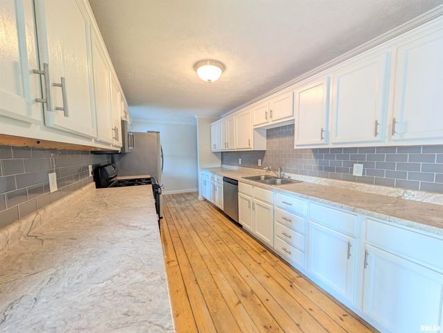 104 MEADOWVIEW Lane, Washington, IL 61571