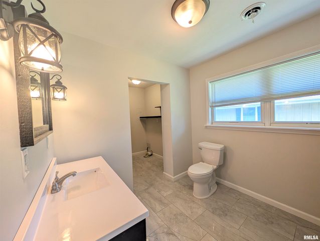 104 MEADOWVIEW Lane, Washington, IL 61571