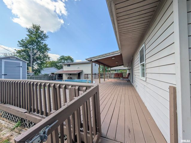 104 MEADOWVIEW Lane, Washington, IL 61571