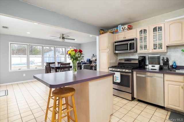 843 Greenbelt Parkway W, Holbrook, NY 11741