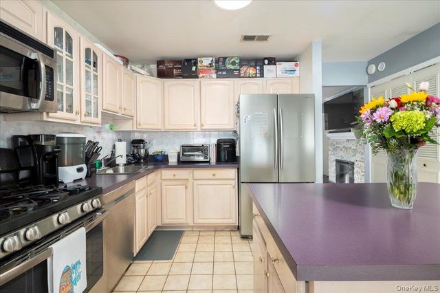 843 Greenbelt Parkway W, Holbrook, NY 11741