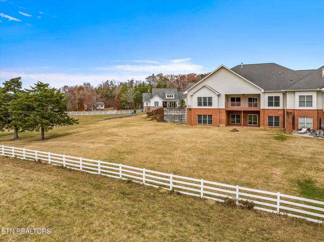 1811 Jordans Creek Way, Sevierville, TN 37876