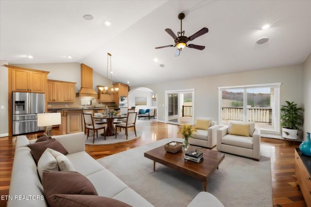 1811 Jordans Creek Way, Sevierville, TN 37876