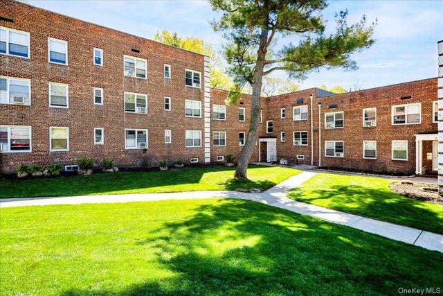 4 Edwards 2F, Roslyn Heights, NY 11577