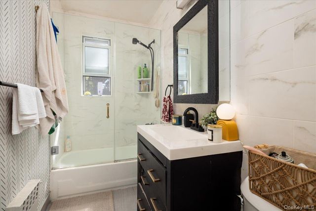 4 Edwards 2F, Roslyn Heights, NY 11577