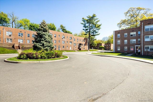 4 Edwards 2F, Roslyn Heights, NY 11577