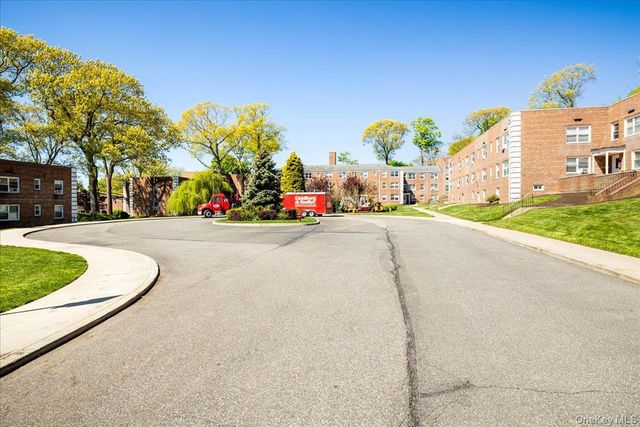 4 Edwards 2F, Roslyn Heights, NY 11577