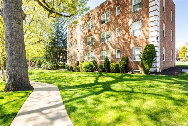 4 Edwards 2F, Roslyn Heights, NY 11577