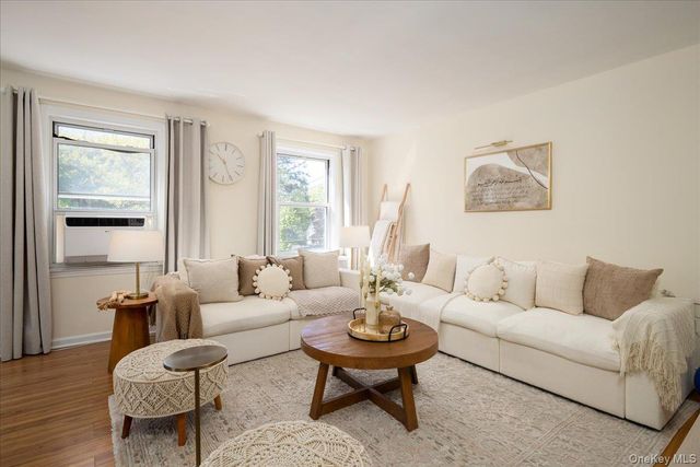 4 Edwards 2F, Roslyn Heights, NY 11577