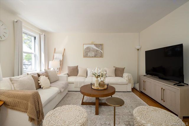 4 Edwards 2F, Roslyn Heights, NY 11577