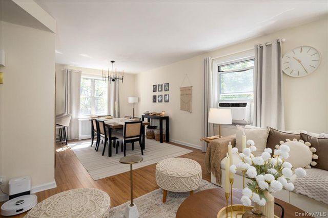 4 Edwards 2F, Roslyn Heights, NY 11577