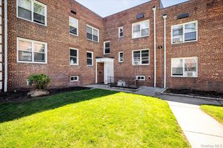 4 Edwards 2F, Roslyn Heights, NY 11577