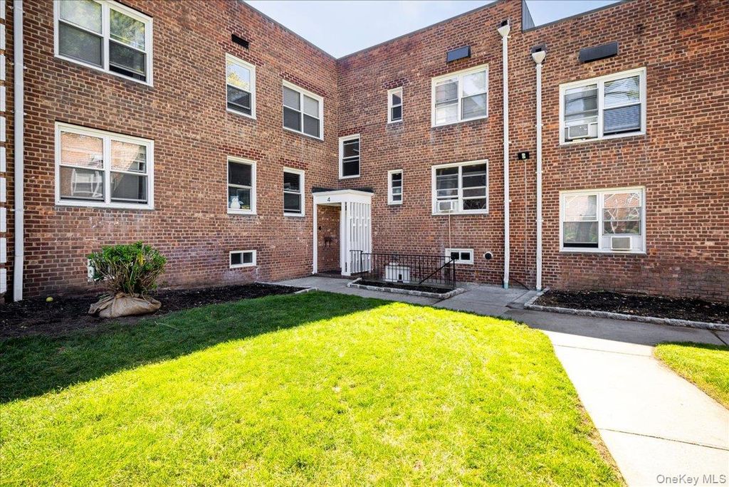 4 Edwards 2F, Roslyn Heights, NY 11577