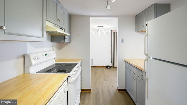 13 HERMITAGE DR, New Hope, PA 18938