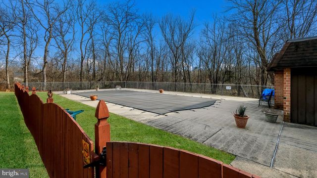 13 HERMITAGE DR, New Hope, PA 18938