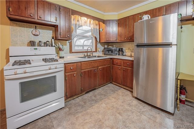 9 Manor Lane, Royalton, NY 14105