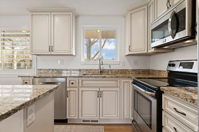 1611 E DEAUVILLE AVE, Murray, UT 84121