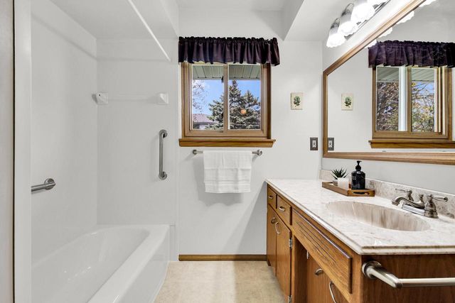 W174N9433 Devon Wood ROAD, Menomonee Falls, WI 53051