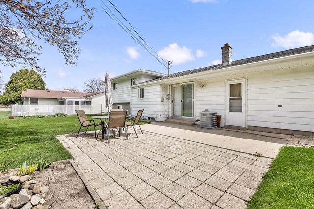 W174N9433 Devon Wood ROAD, Menomonee Falls, WI 53051