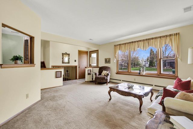 W174N9433 Devon Wood ROAD, Menomonee Falls, WI 53051
