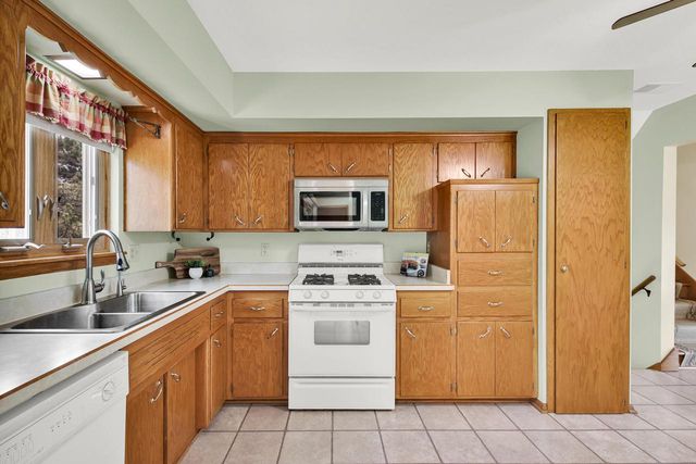 W174N9433 Devon Wood ROAD, Menomonee Falls, WI 53051