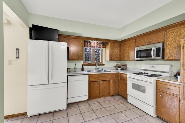 W174N9433 Devon Wood ROAD, Menomonee Falls, WI 53051