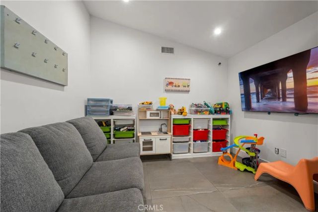 20461 Coulson, Woodland Hills, CA 91367