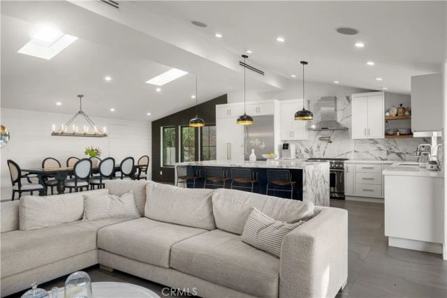 20461 Coulson, Woodland Hills, CA 91367