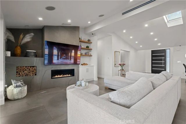 20461 Coulson, Woodland Hills, CA 91367