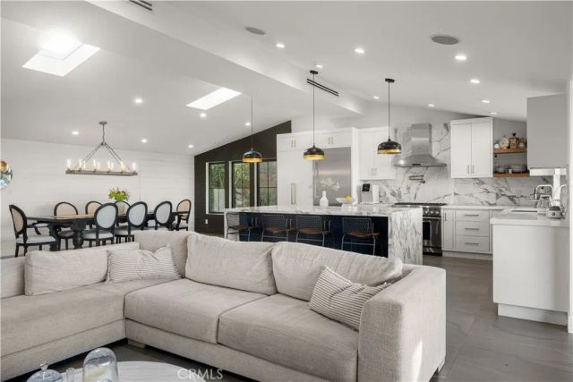 20461 Coulson, Woodland Hills, CA 91367
