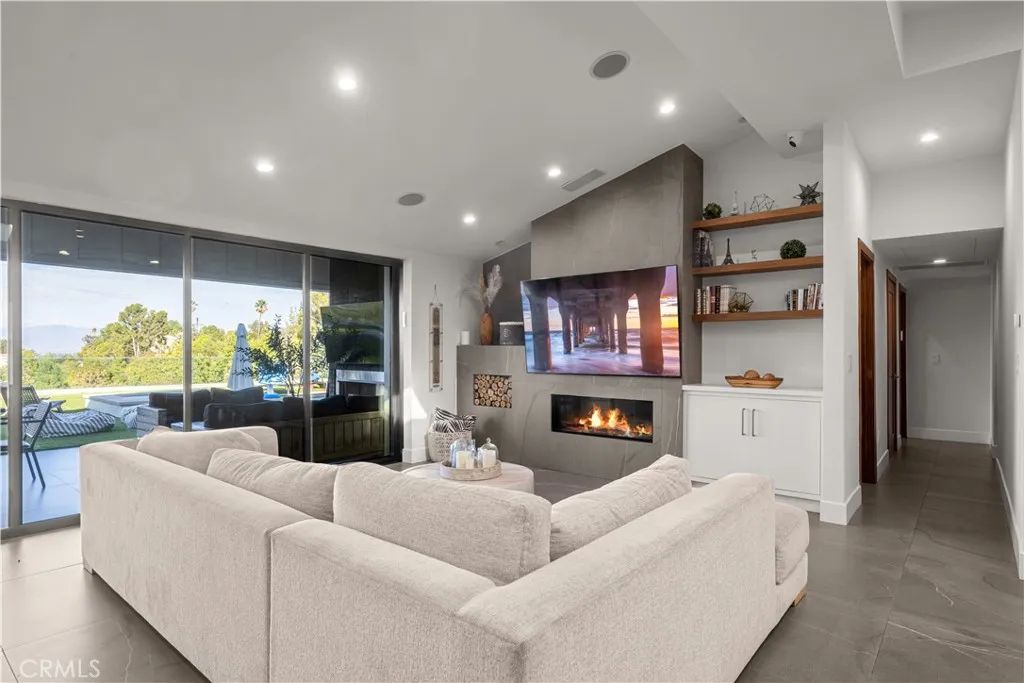 20461 Coulson, Woodland Hills, CA 91367