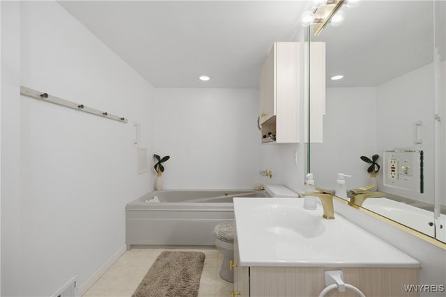 8070 Tonawanda Creek Road, Clarence, NY 14051