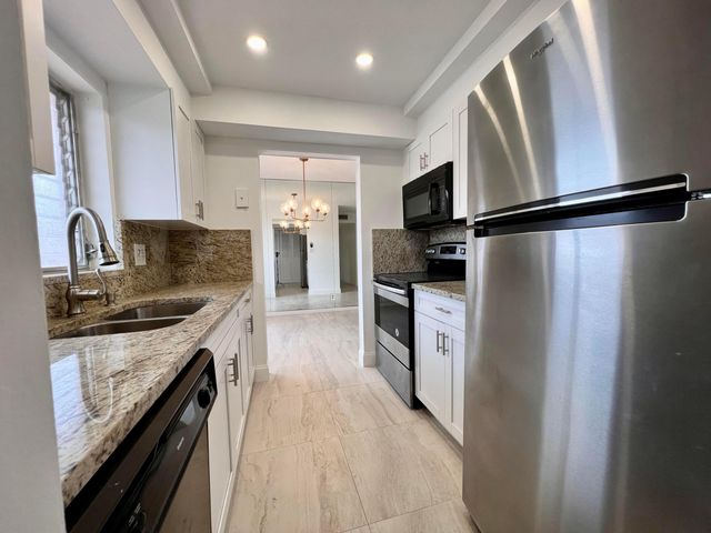 3 Golfs Edge A, West Palm Beach, FL 33417